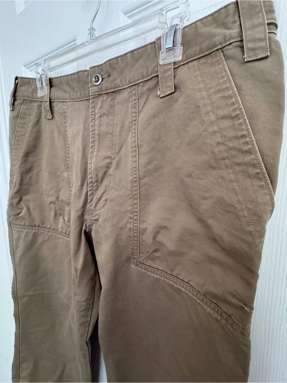 Banana Republic Men's Chino Pants in Olive